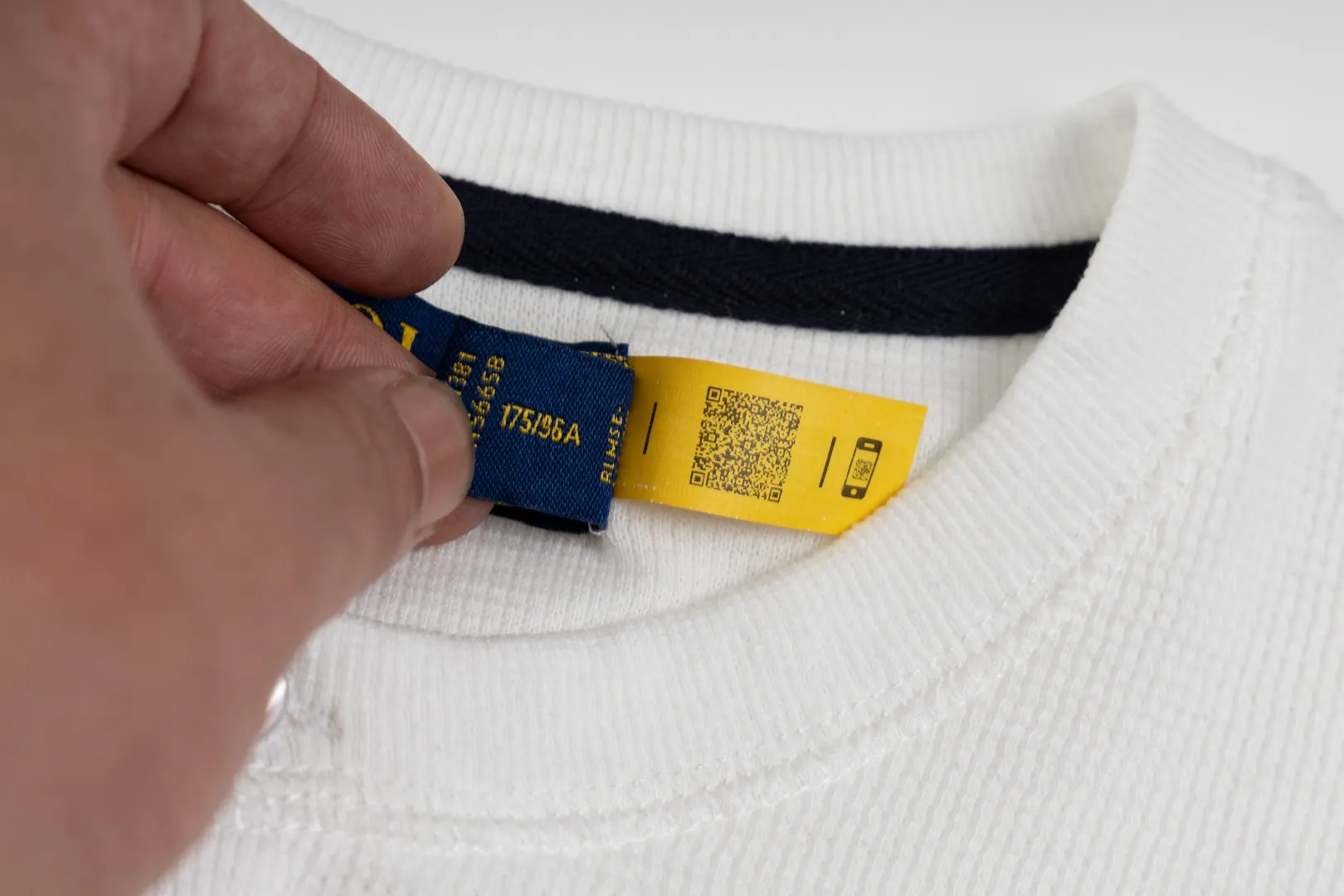 P196 #R79 Ralph Lauren/Ralph Lauren Waffle Henley Collar Open Button Sweater Exclusive Henry Collar Waffle Series Open Bust Sweater Exclusively customized with original grade waffle fabric, 100% cotton yarn imported machine-dyed weaving process, full texture, all collars, cuffs and hems are fixed and woven threads, full of high-quality quality, can be worn alone or matched, classic hot style Color Navy Blue Dark Gray Black White SIZE: S M L XL Shoulder width: 51.5/53/54.5/56 Bust: 108/112/116/120 Sleeve length: 60/61/62/63 Clothing length: 66.5/68/69.5/71